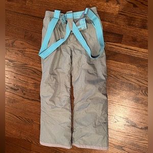 Kid’s size 14-16 snow pants, great for skiing, snowboarding & fun in the snow!